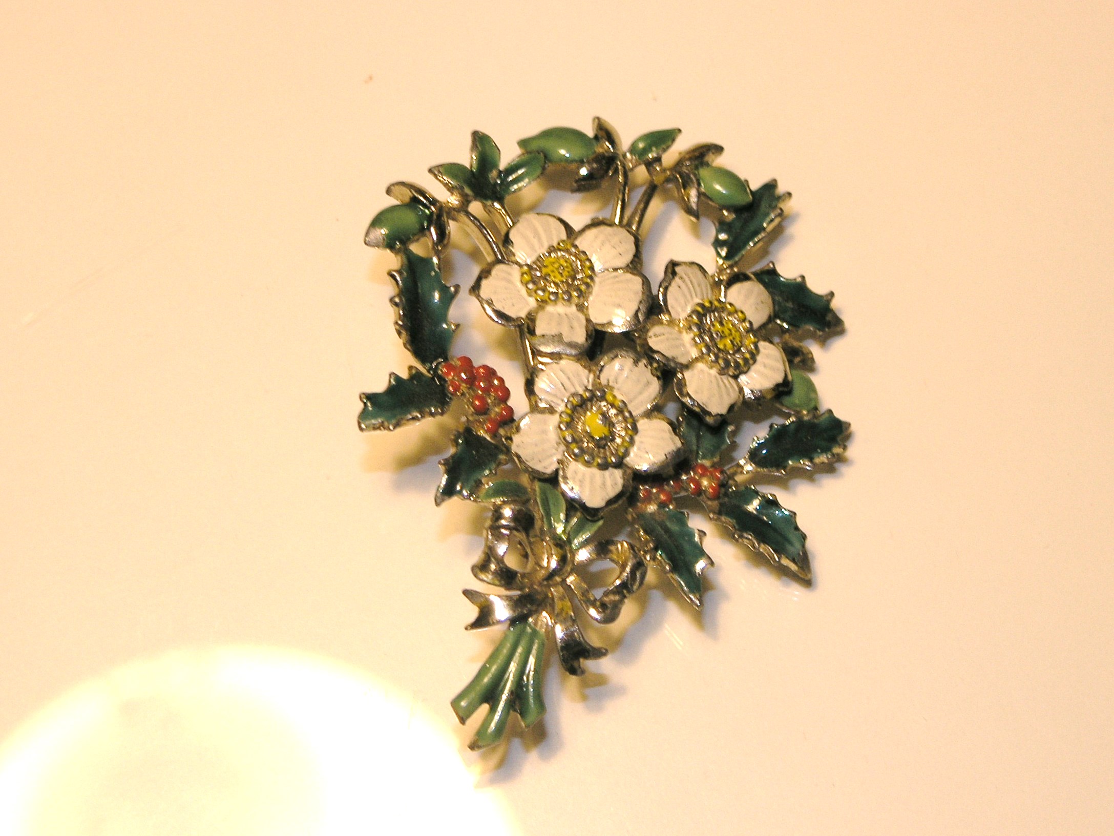 Brosche Stechpalmen + Christrosen