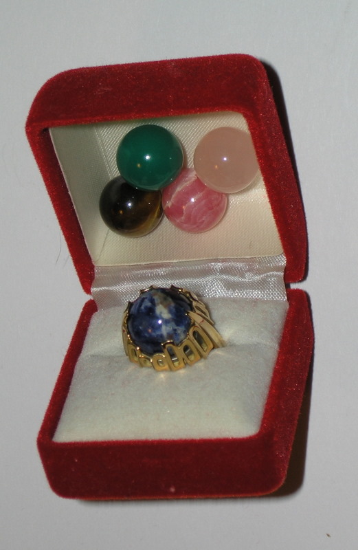 Goldring mit edlen Steinkugeln