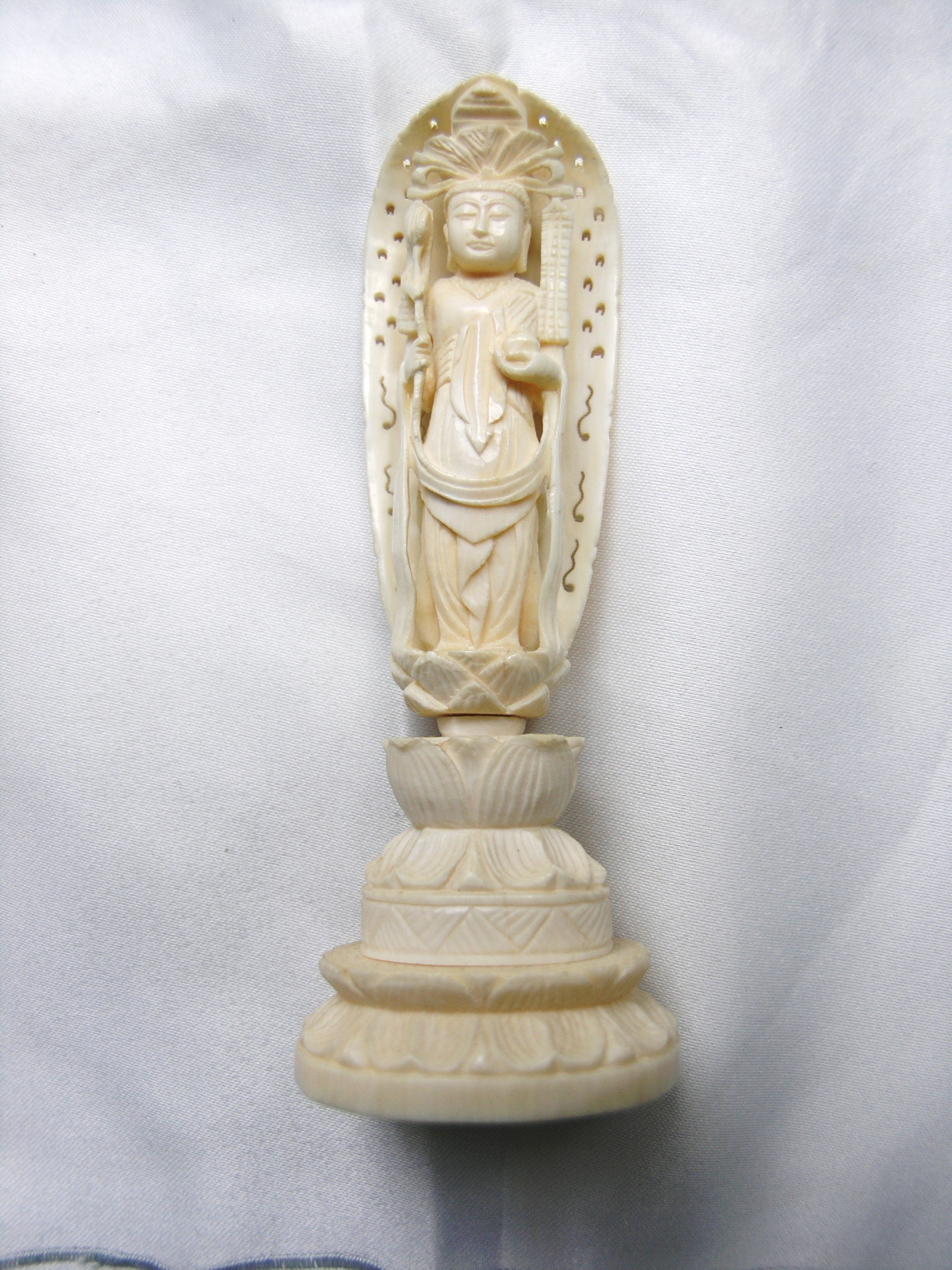 Edles Bein massiv handgeschnitzt