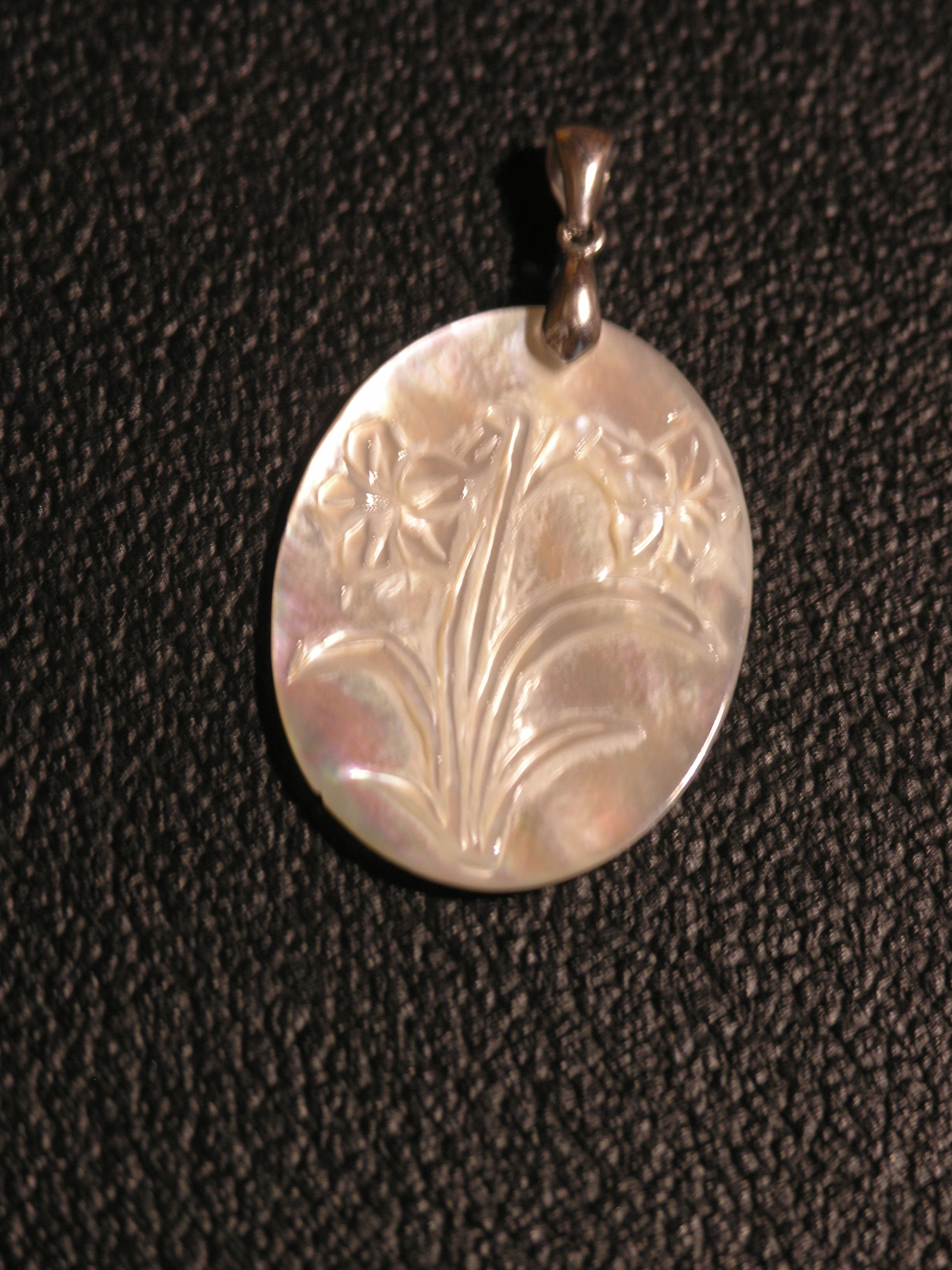 Mother of Pearl Pendant Lilly